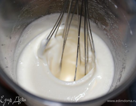 Готовим бисквит.
Яйца взбить взбивать не менее 5-7 минут с сахаром.