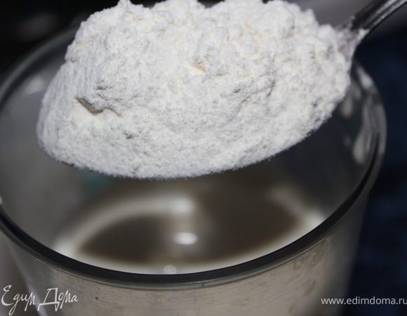 Добавить муку, аккуратно перемешать.