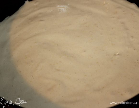 Форму (у меня форма диаметром 26 см) немного смазать маслом, выложить тесто.
Поставить в разогретую до 180 градусов духовку, выпекать в течение 10-15 минут.
Остудить.