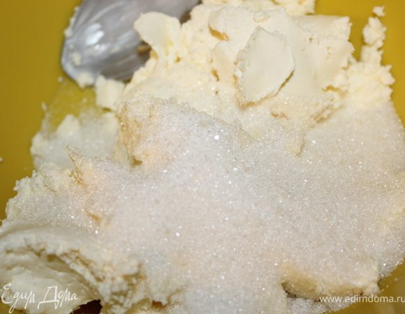 Готовим крем.
Альметте перемешать с сахаром.