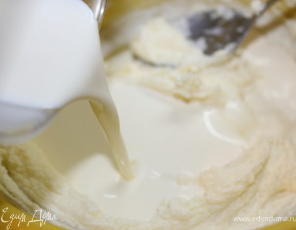 Добавить сливки, перемешать.