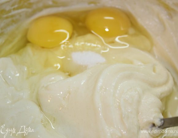 Добавить яйца и ванильный сахар, перемешать.