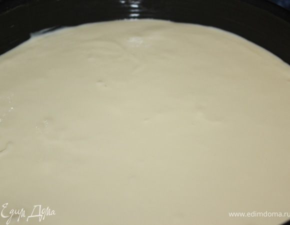 Крем выложить на остывший бисквит.
Поставить в разогретую до 180 градусов духовку, выпекать в течение 25-30 минут.
Остудить.