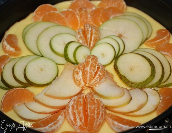 На остывший крем выложить фрукты или ягоды по вашему желанию.