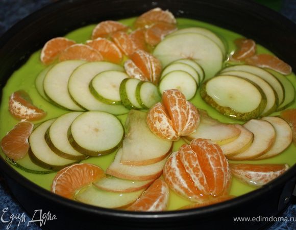 Желе приготовить так, как написано на упаковке. Аккуратно вылить остывшее желе на фрукты.
Лучше сначала залить фрукты тонким слоем, поставить в холодильник до застывания, затем вылить оставшееся желе. Поставить в холодильник на 6-8 часов.