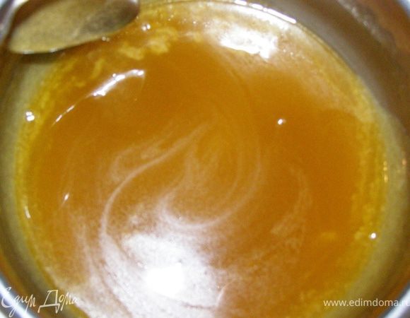 Мед с маслом распутим на медленном огне, помешивая