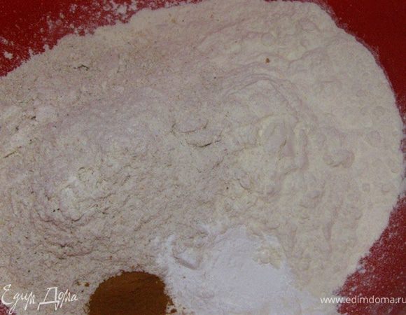 Овсянные хлопья и гвоздику перемелем в блендере (я молола в кофемолке). В миске смешаем муку, молотые овсяные хлопья, разрыхлитель и пряности