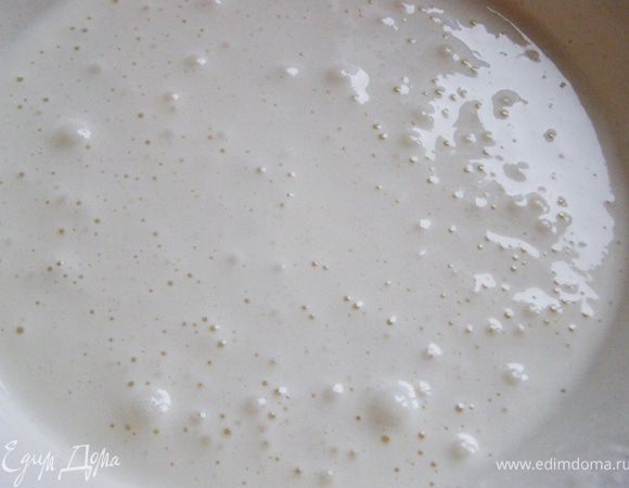 Яйца, сахар и ром взобьем миксером до бела