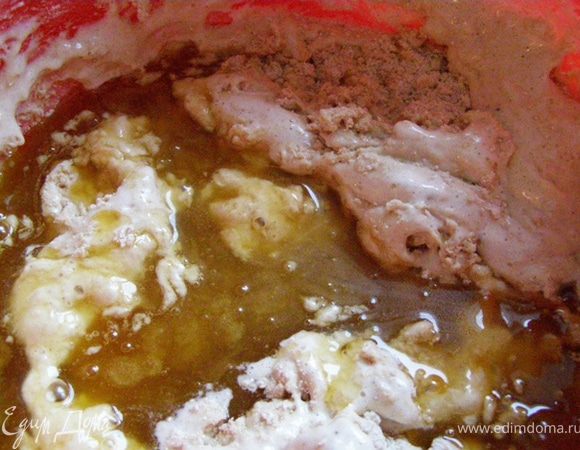 Мучную смесь смешаем с яично-ромовой, добавим медово-масляную смесь