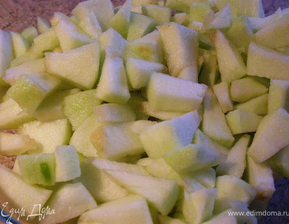 Яблоки очистим от шкурки, нарежем довольно мелко, сбрызнем лимонным соком, чтобы не потемнели