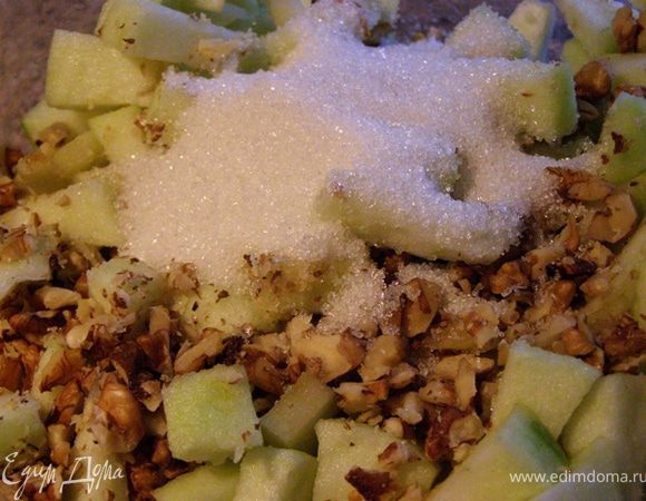 Орехи окатим кипятком, просушим, мелко нарубим, добавим к яблокам. В миску с яблоками и орехами добавим 3 ст ложки сахара, перемешаем