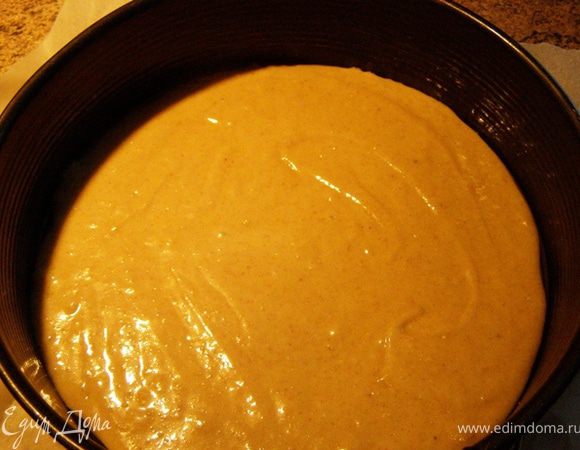 Половину теста выложим в форму