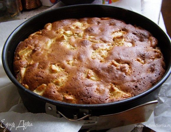 Выпекаем 50 минут при температуре 190 градусов. Через 30 минут выпекания мой торт приобрел красивую корочку, я снизила температуру до 170 градусов и оставшееся время выпекала при этой температуре. Через 50 минут торт достаем из духовки и даем ему 10 минут отдохнуть