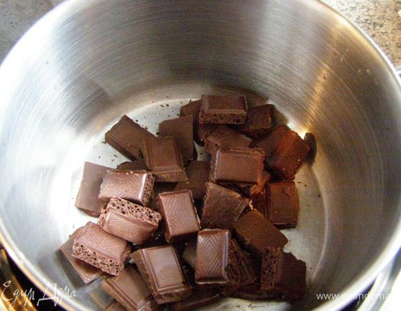 Пока торт "отдыхает", растопим шоколад на водяной бане
