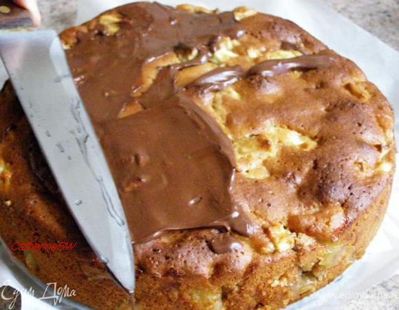 Покроем торт шоколадом со всех сторон. Четвертую часть торта я не стала покрывать, одна моя дочка не любит шоколад