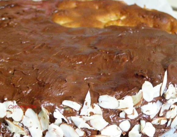 По бокам торт украсим половинками грецких орехов. У меня орехов не хватило на украшение, поэтому я украсила миндальными лепестками.