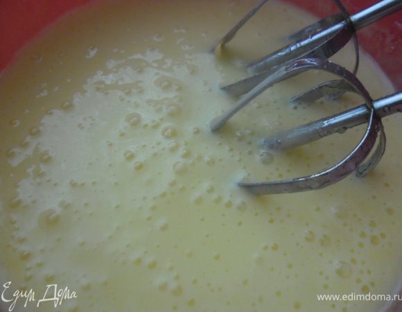 Кофе растворить в воде.
Яйца с сахаром взбить до пышности, затем, продолжая взбивать, добавить мед, кофе и масло. Лучше конечно использовать растопленное сливочное.