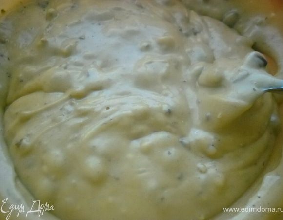 Влить жидкую составляющую к мучной смеси и тщательно перемешать.