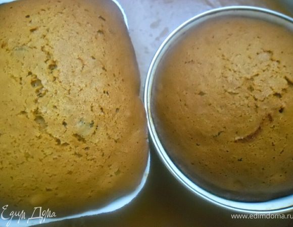 Готовый кекс вынуть из духовки и немного охладить в форме, затем выложить на решетку до полного остывания.