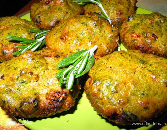 Вот такие получились у меня лягушата: "на лицо ужасные, добрые внутри"))). С достаточно плотной корочкой и нежной рассыпчатой мякотью. Отличный закусочный вариант, прекрасно с белым сухим вином сочетается. 
