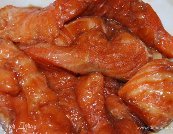 Семгу крупно нарезать, натереть сахаром,перемешать с соевым соусом. не прекращая перемешивать, добавить крахмал и масло. 