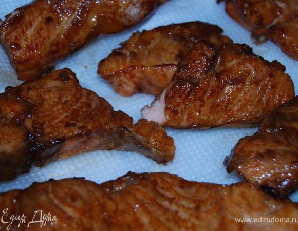 Обжарить семгу во фритюре 20 секунд.
Обсушить бумажной салфеткой.