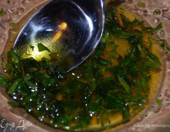 Перетереть вместе мяту,укскус и сахар, не переставая размешивать, по капле влить масло.