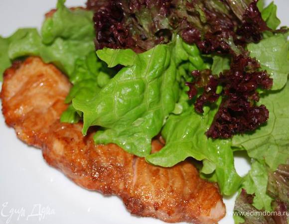 На тарелку выложить семгу,поверх нее -листья салата. Полить заправкой.