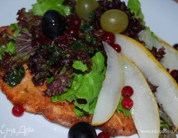 Грушу тонко нарезать,выложить сверху.