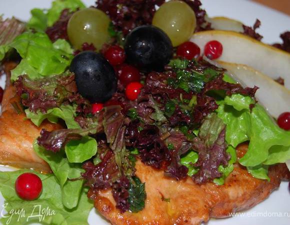 Украсить помидорами черри ( в оригинальном рецепте). Я заменила их на клюкву и виноград - получилось очень интересно! 