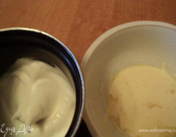 Белки взбить до устойчивых пиков, желтки растереть с сахаром. 