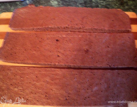 Готовые пласты остудить, вырезать заготовки для дна, боков и верха прямоугольной формы 20х10см.