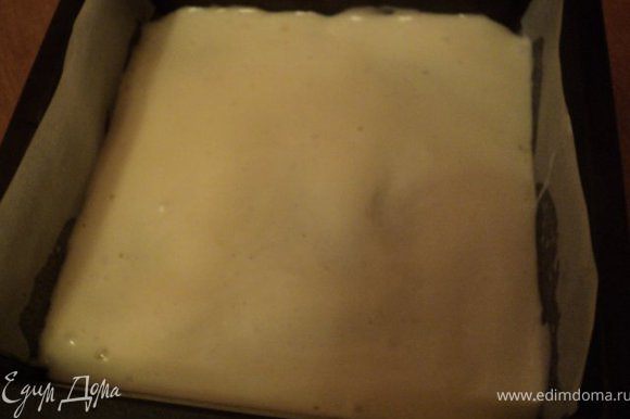 Аналогично подготовить тесто для белого бисквита, испечь при температуре 180 градусов 10-15мин.