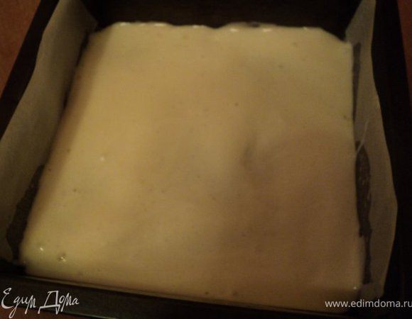 Аналогично подготовить тесто для белого бисквита, испечь при температуре 180 градусов 10-15мин.