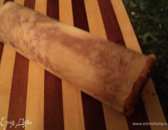 Готовый бисквит  вместе с бумагой свернуть рулетом, остудить.