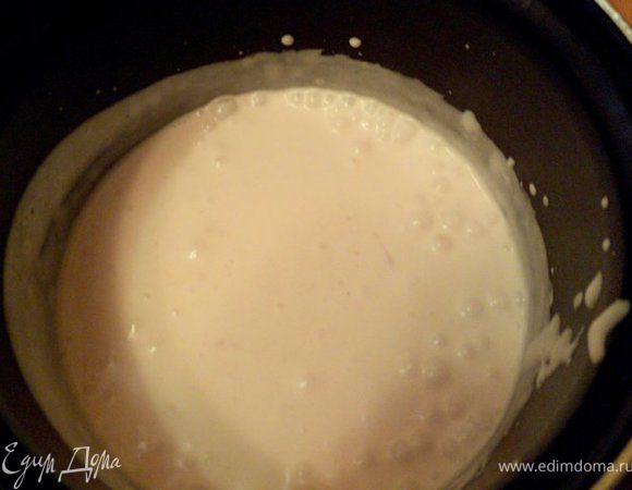 Ягодное пюре закипятить, проварить 1-2 мин и охладить.
Желатин залить 50гр холодной воды, дать разбухнуть и распустить на водяной бане.
Приготовить крем:  сливки взбить вместе с йогуртом, добавив в конце сахар и распущенный желатин.
