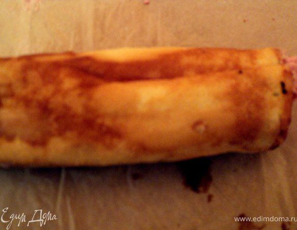 К ¼ части крема добавить охлажденное ягодное пюре, перемешать. Рулет из белого бисквита развернуть, убрать бумагу, смазать кремом с ягодным пюре и скрутить рулет.