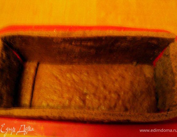 Дно и бока формы для выпечки выложить заготовками из бисквита, которые смочить кисточкой сиропом ( я смочила сиропом из заготовки «Пьяные персики» http://www.edimdoma.ru/recipes/27325).