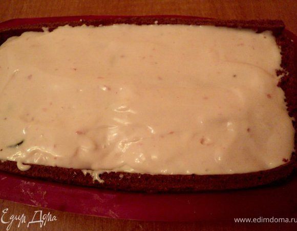  выложить крем  с мармеладом, в форму,  разровнять.