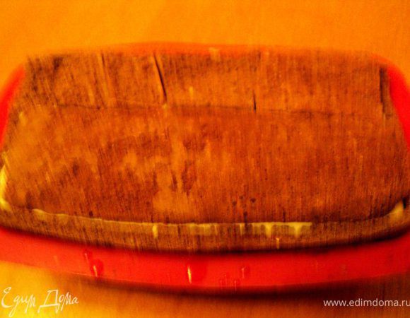 Сверху уложить пласты темного бисквита. Поставить в холодильник на 3-4 часа.