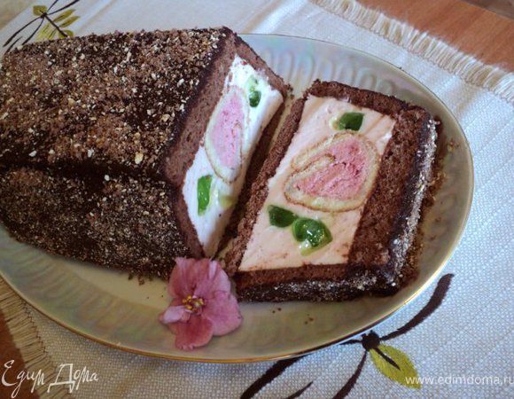 Готовую шарлотку вынуть из формы, перевернуть. Залить сверху шоколадной помадкой, сваренной из какао, сахара, молока и масла, посыпать крошкой из остатков шоколадного бисквита.