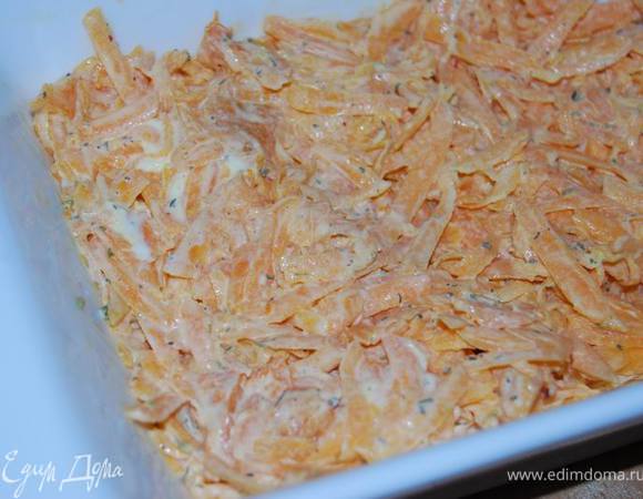 Форму для запекания смазать оливковым маслом, выложить тыквенную массу.