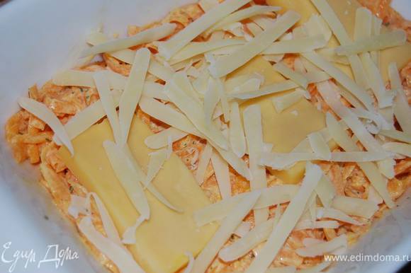 Сверху - нарезанный кусочками сыр и тертый Пармезан.