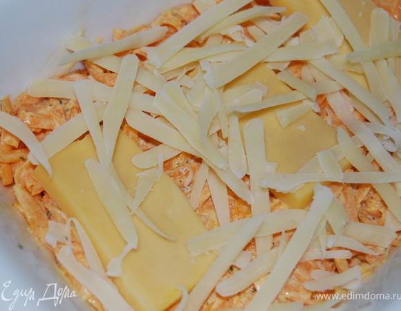 Сверху - нарезанный кусочками сыр и тертый Пармезан.