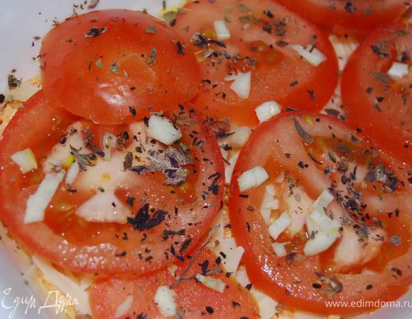 Далее - помидорные кружочки с базиликом.