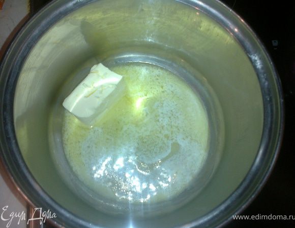 Приготовить соус.
На масле жарим муку до золотистого цвета. 