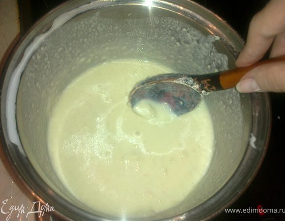 Добавляем молоко, и варим до загустени. Добавляем соль и перец.