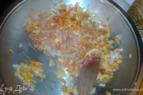 В сковородку кладем лук и жарим 10минут, добавляем перец, морковь и томат.