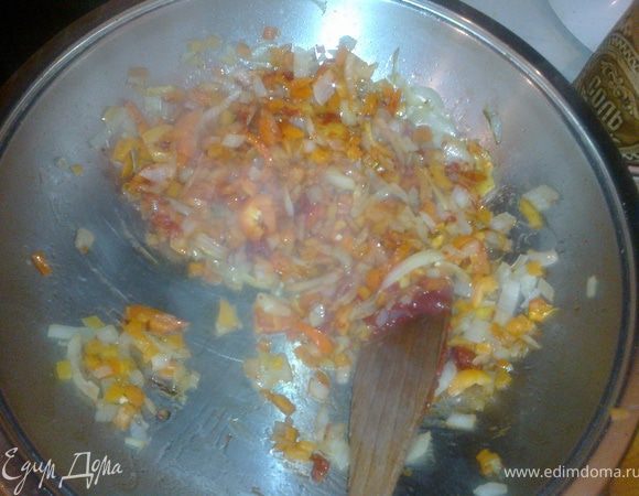 В сковородку кладем лук и жарим 10минут, добавляем перец, морковь и томат.
