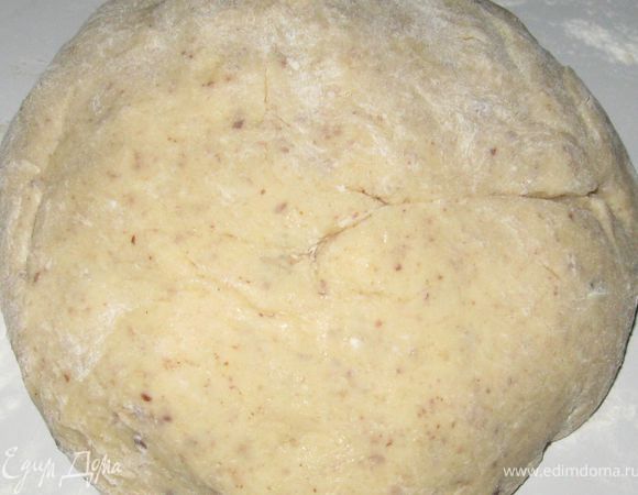 Прогреть духовку до 180 градусов. Орехи минут 5 подсушить в духовке при 150 град.,затем измельчить в блендере.Замесить тесто из муки, сахара, орехов,масла,сметаны,яйца,корицы,соды,соли и коньяка. Тесто должно быть не крутым.